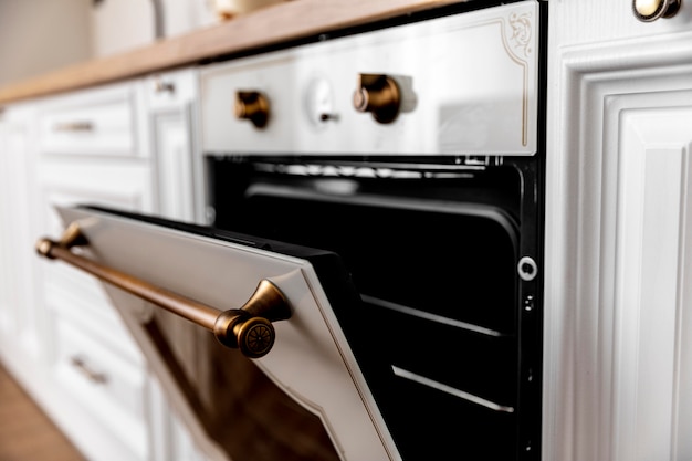 Close-up oven met gouden details