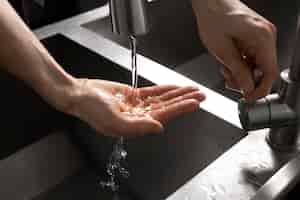 Gratis foto close-up over hygiënisch handen wassen