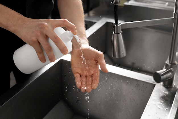 Gratis foto close-up over hygiënisch handen wassen