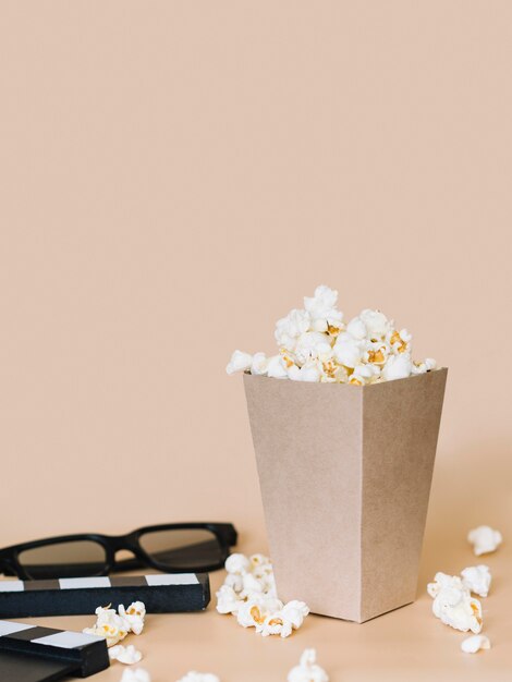 Close-up popcorn doos met 3D-bril op tafel