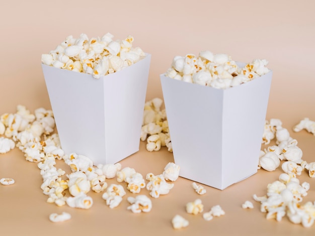 Close-up popcorn dozen op de tafel