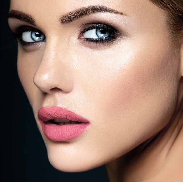 close-up portrat van sensuele glamour mooie vrouw model dame met verse dagelijkse make-up met pure roze lippen en schone gezonde huid gezicht