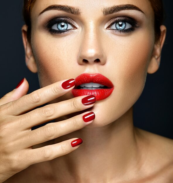 close-up portrat van sensuele glamour mooie vrouw model dame met verse dagelijkse make-up