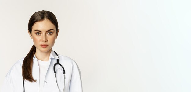 Gratis foto close-up portret gezicht van jonge vrouw arts met stethoscoop op zoek naar serieuze professionele healthcar