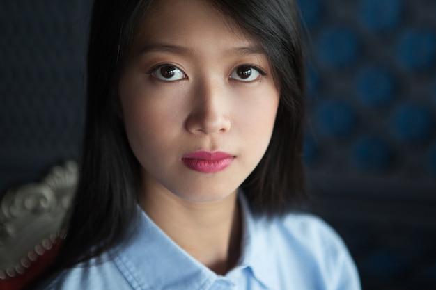 Close-up portret van aantrekkelijke jonge Aziatische Vrouw