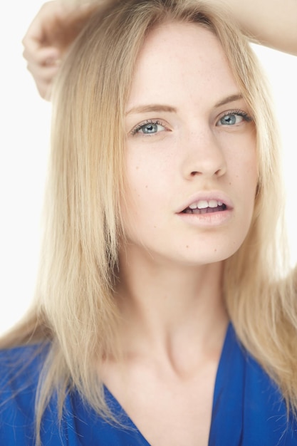 Gratis foto close-up portret van blonde vrouw in blauwe jurk