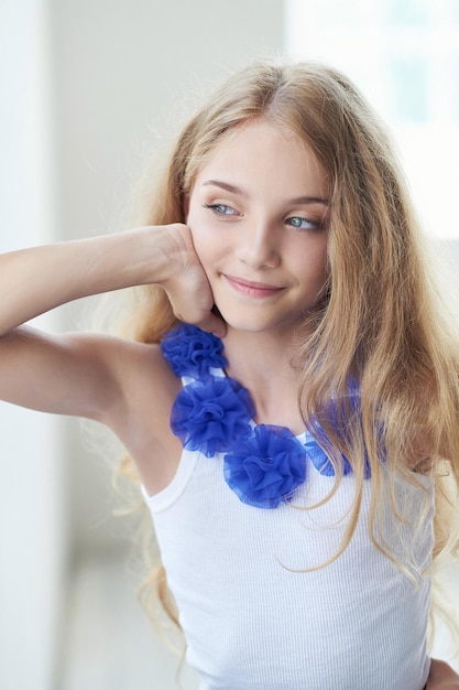 Gratis foto close-up portret van een gelukkig klein meisje model met charmante glimlach poseren in een studio.