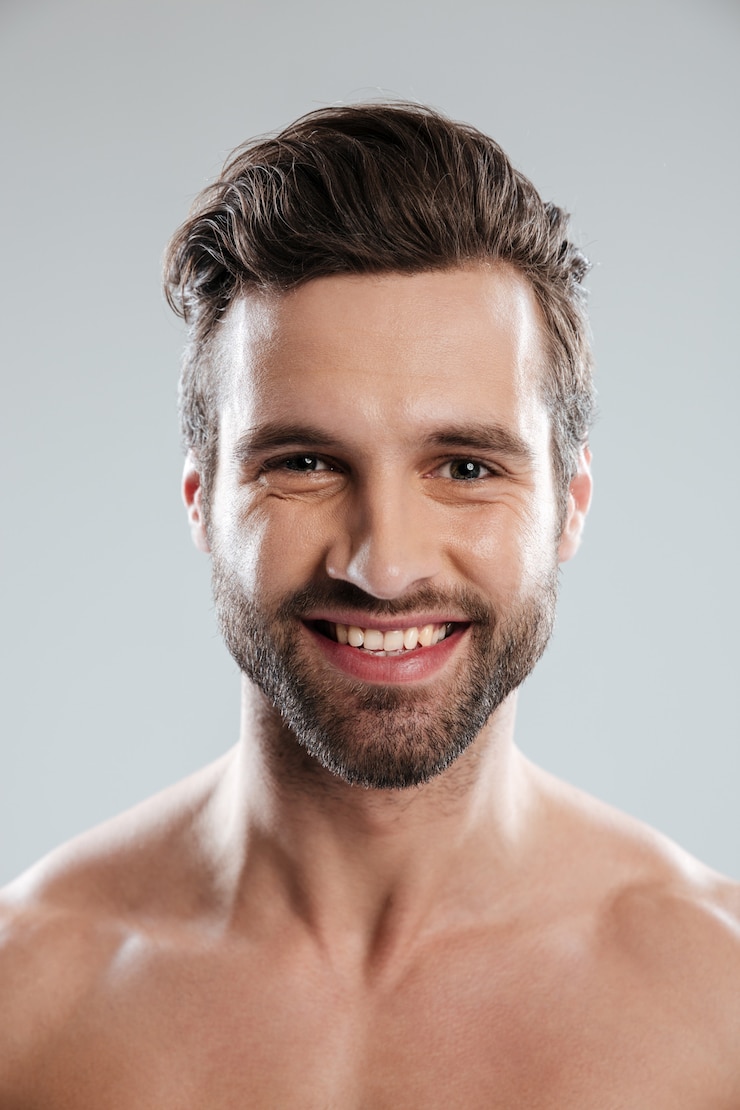 Gratis Foto close-up portret van een glimlachende jonge baarde man