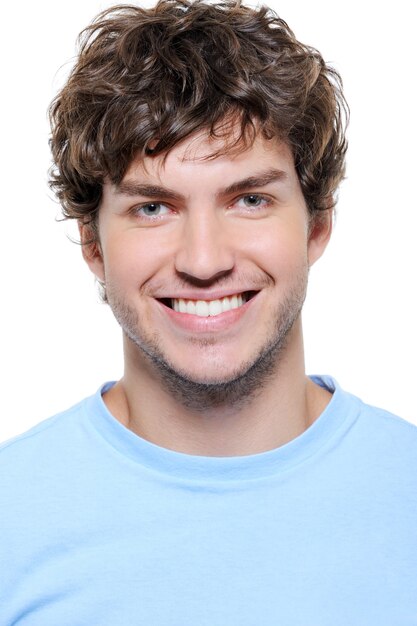 Close-up portret van een glimlachende man met gezonde tanden