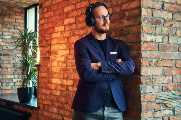 Close-up portret van een knappe, bebaarde man die een stijlvol pak draagt