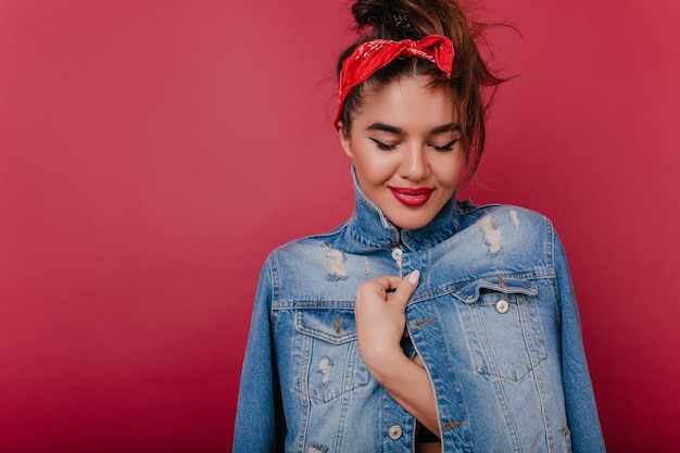 Close-up portret van geweldige zwartharige vrouw met stijlvolle make-up poseren met gesloten ogen