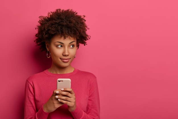 Gratis foto close-up portret van jonge mooie vrouw geïsoleerd