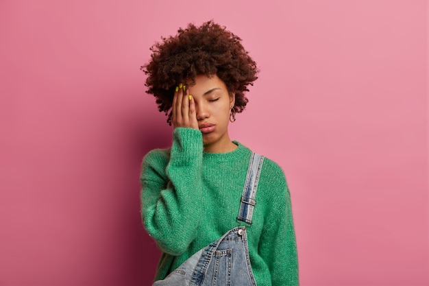 Gratis foto close-up portret van jonge mooie vrouw geïsoleerd