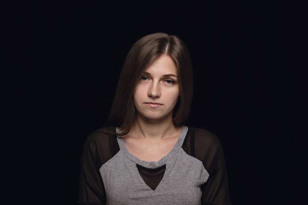 Close-up portret van jonge vrouw geïsoleerd. vrouwelijk model. Rouw, mentaal lijden. Gelaatsuitdrukking, menselijke aard en emoties concept.