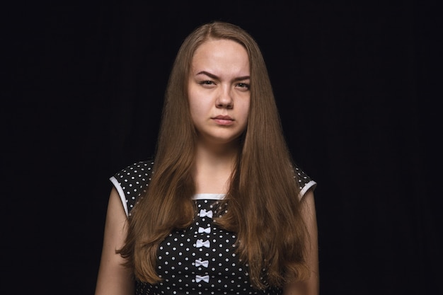 Close-up portret van jonge vrouw geïsoleerd. vrouwelijk model. rouw, mentaal lijden. gelaatsuitdrukking, menselijke aard en emoties concept.