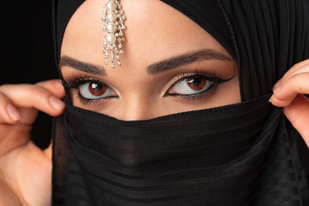 Close-up portret van mooi moslim meisje gekleed in hijab