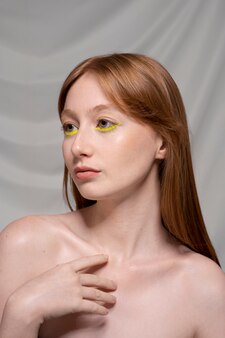 Close-up portret van persoon die make-up voering draagt