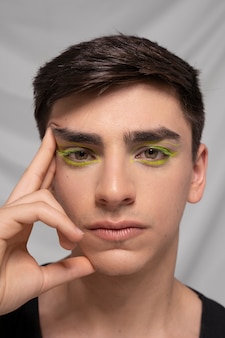 Close-up portret van persoon die make-up voering draagt Gratis Foto
