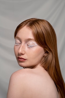 Close-up portret van persoon die make-up voering draagt