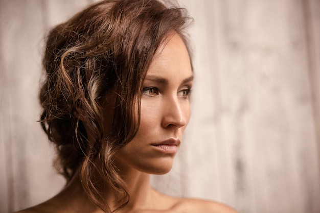 Close-up portret van professioneel model meisje met midden bruin haar.
