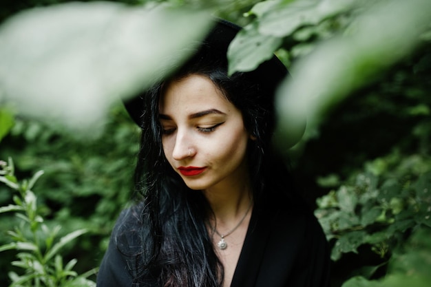 Close-up portret van sensueel meisje allemaal in zwarte rode lippen en hoed Goth dramatische vrouw