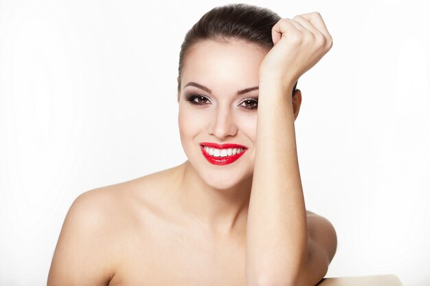 close-up portret van sexy lachende blanke jonge vrouw model met glamour rode lippen, lichte make-up, oogpijl make-up, zuiverheid teint. Perfect schone huid. Witte tanden