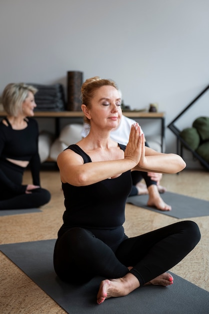 Close-up portret van vrouw die yoga doet