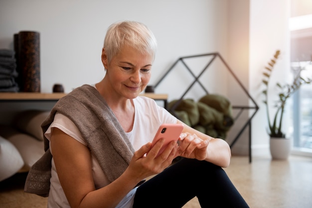 Gratis foto close-up portret van vrouw die yoga doet