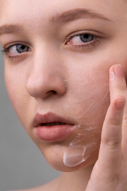 Close-up portret van vrouw met gehydrateerde huid