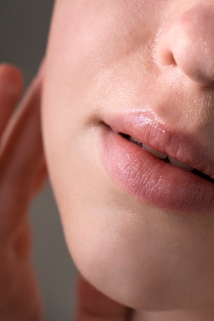 Close-up portret van vrouw met gehydrateerde huid