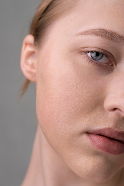 Close-up portret van vrouw met gehydrateerde huid