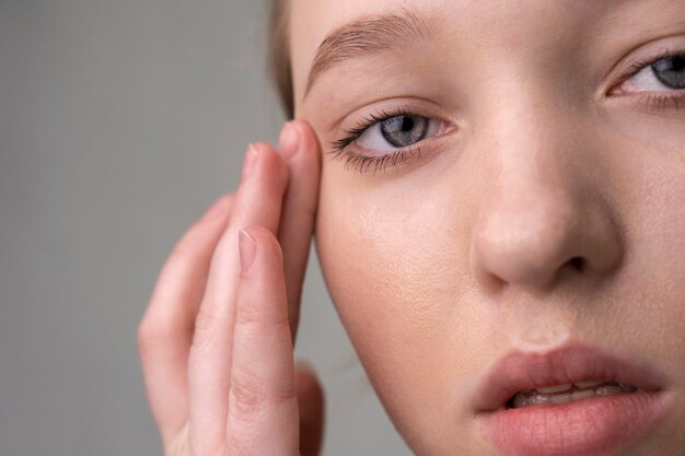 Close-up portret van vrouw met gehydrateerde huid