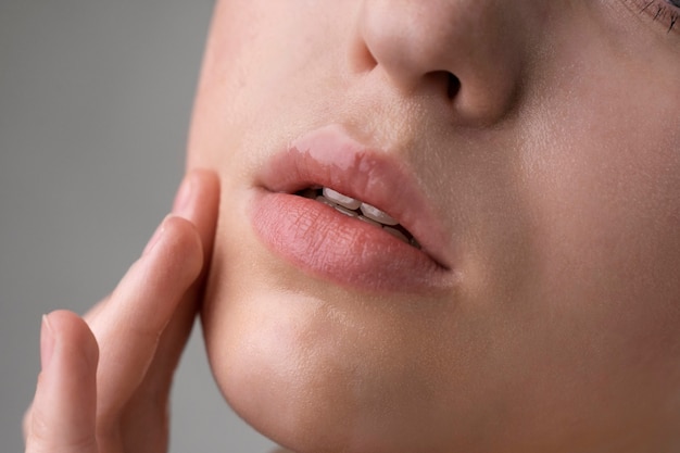 Close-up portret van vrouw met gehydrateerde huid