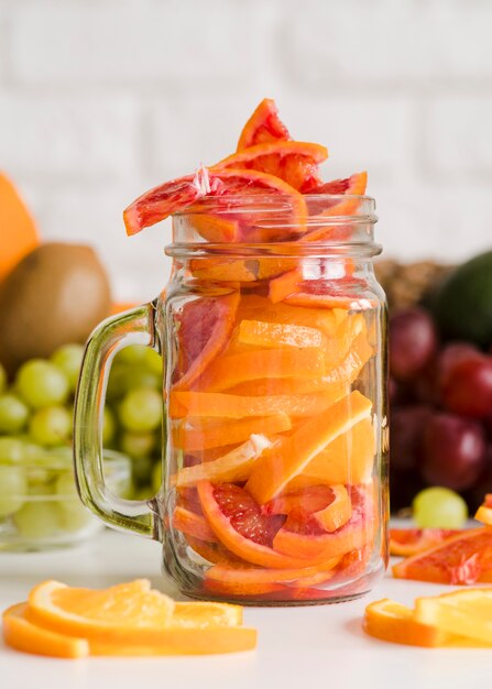 Close-up pot met grapefruit segmenten op tafel