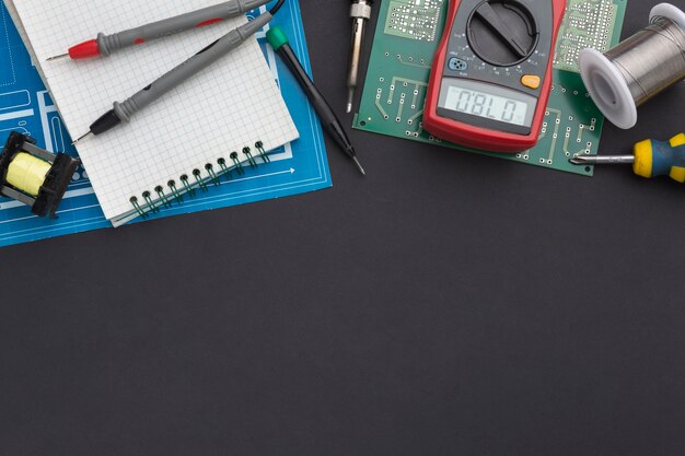 Close-up printplaat met multimeter