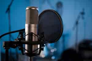 Gratis foto close-up professionele microfoon en popfilter