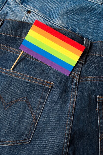 Close-up regenboog gekleurde vlag in een zak