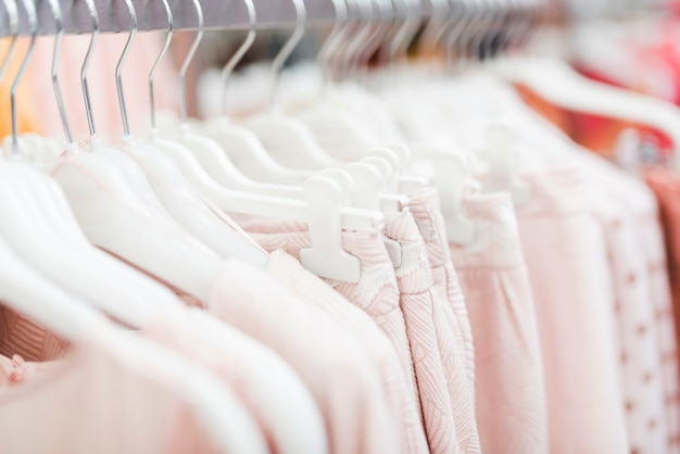 Gratis foto close-up roze kleding op hangers