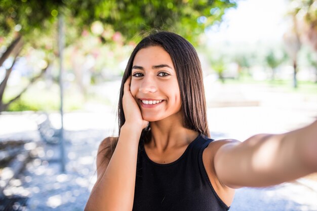 Close-up selfie portret lachende Latijns-jonge vrouw buiten