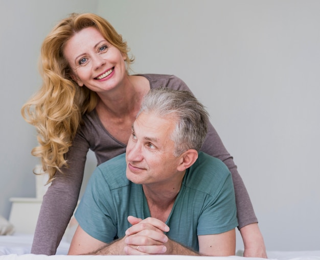 Close-up senior man en vrouw die lacht