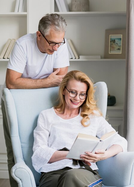 Close-up senior man en vrouw leesboek