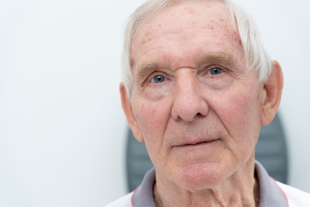 Close-up senior man met zichtproblemen