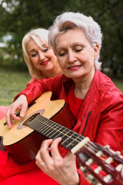 Close-up senior vrouw gitaar spelen