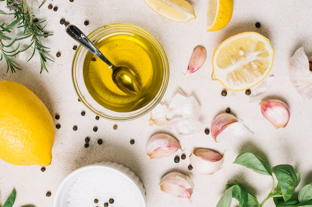 Close-up shot bovenaanzicht olijfolie omgeven door koken ingrediënten