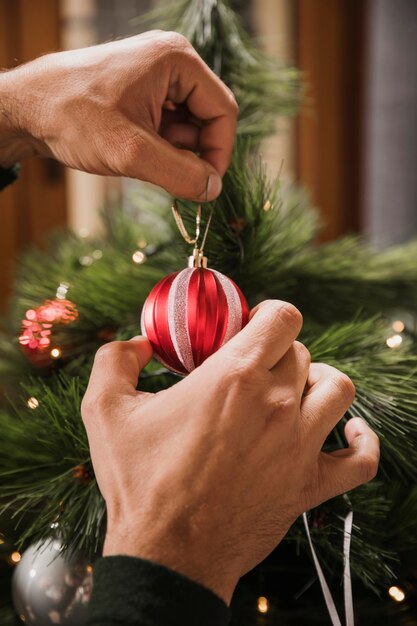 Close-up shot persoon kerstboom versieren