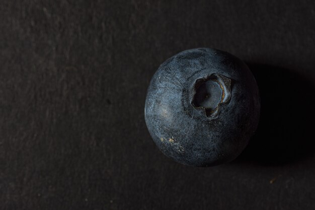 Close-up shot van bosbes op een zwarte achtergrond