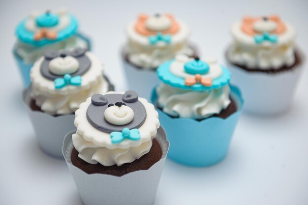 Close-up shot van chocolade cupcakes met witte room voor gender reveal party