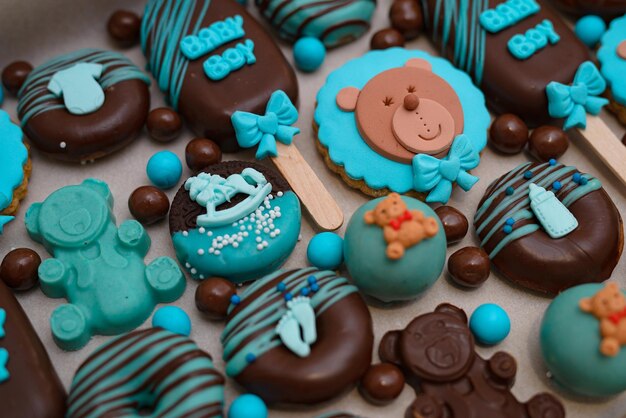 Close-up shot van chocoladekoekjes voor een gender reveal party
