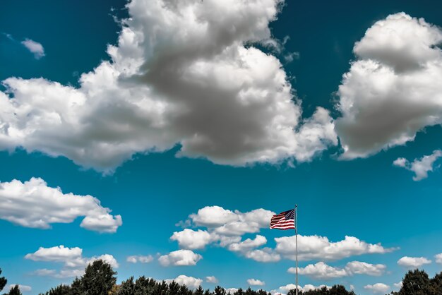 Close-up shot van de Amerikaanse vlag zwaaien in de lucht onder een bewolkte hemel