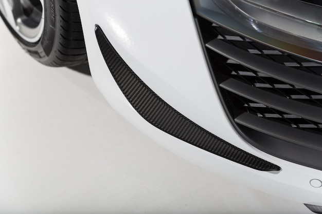 Close-up shot van de exterieur details van een moderne witte auto